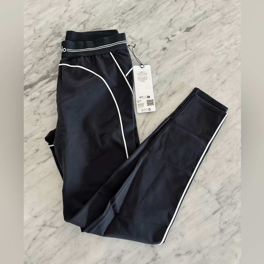 NWT. Alo airbrush high waist heartthrob black Leggings. Large